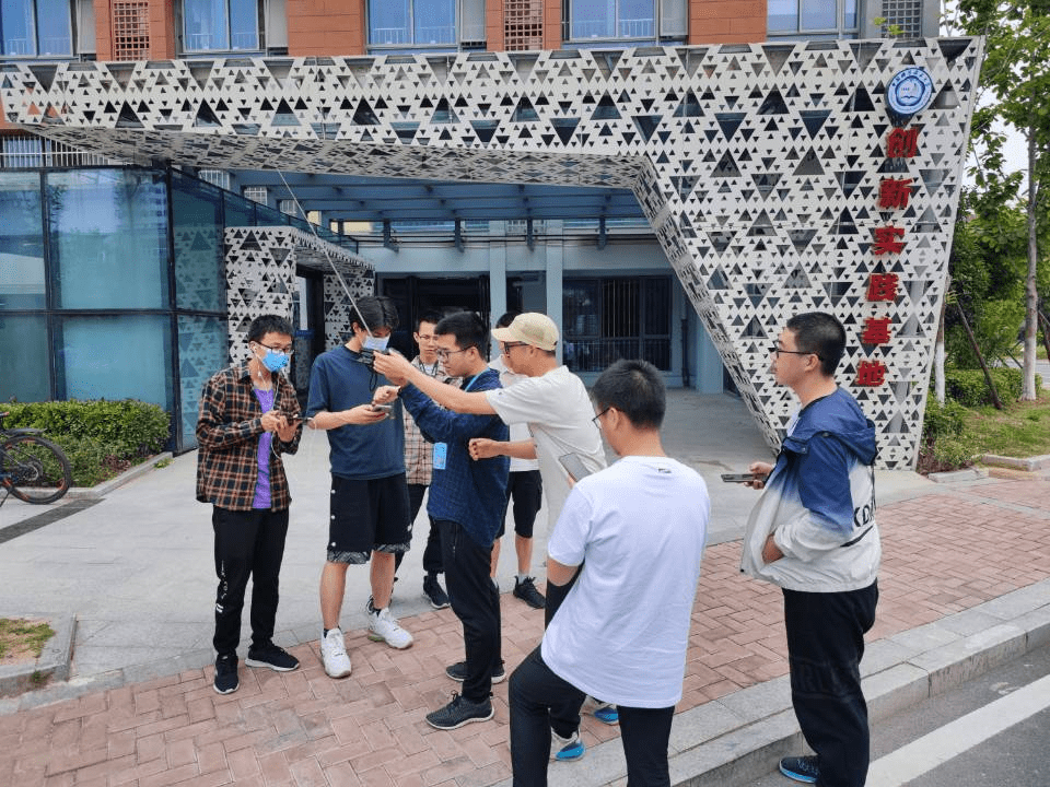 BH6AIK张逸凡在门外为同学们讲解业余无线电通联